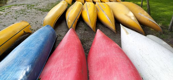 Muoviset kanootit rivissä ilman meloja kesäleirin konseptina - Valokuva, kuva
