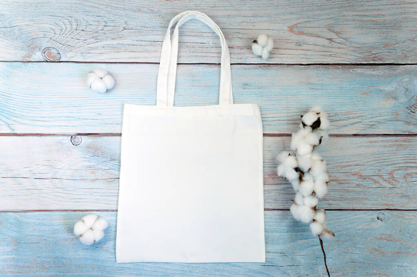 Bolsa de tela de lona con tela de algodón bolsa de compras maqueta en blanco plantilla sobre fondo de madera. Foto de stock. - Foto, Imagen