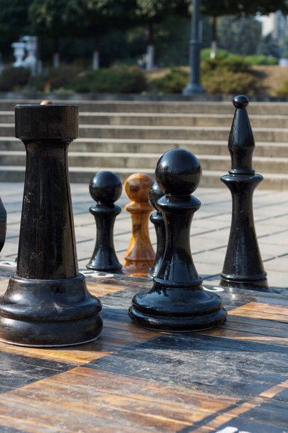 Шахматная конкуренция на открытом воздухе, с большими шахматами в человеческом росте. Спорт - Фото, изображение