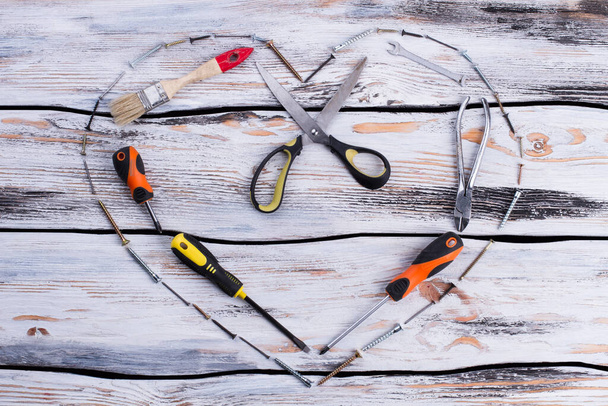 Forma de coração feito de ferramentas de construção. - Foto, Imagem