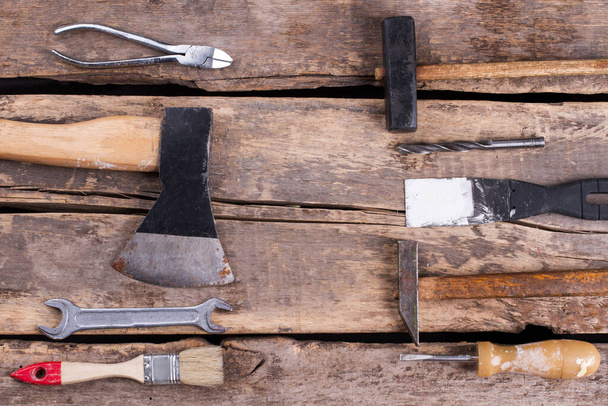 Set di utensili da costruzione su sfondo vecchio in legno. - Foto, immagini