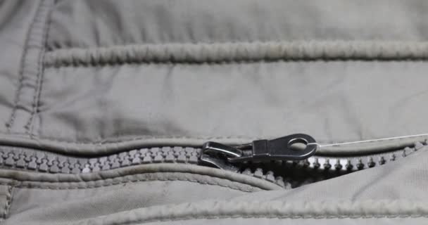 vaaleanharmaa takki vetoketjulla, joka on suljettu - Materiaali, video