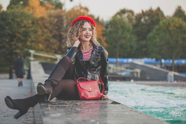 Onnellinen muodikas nainen punainen käsilaukku ja ranskalainen baskeri ulkona - Valokuva, kuva