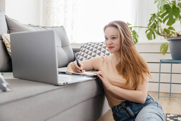 young woman studies online at home - Фото, изображение