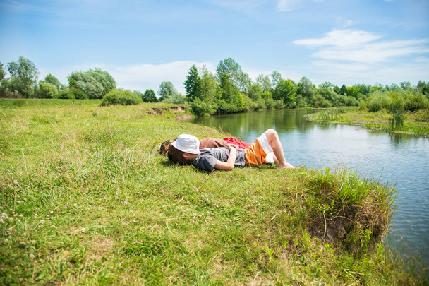 Niños descansan en las orillas del río en el verano - Foto, Imagen