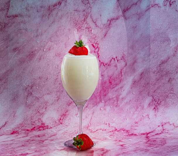 leche de fresa con fresas frescas  - Foto, imagen