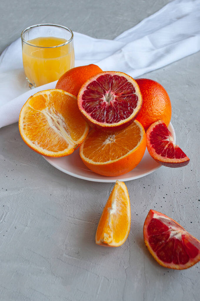Frische köstlich geschnittene Orangen auf einem hiten Teller. - Foto, Bild