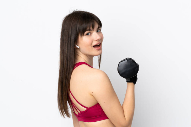 Fiatal sport nő elszigetelt fehér háttér, hogy súlyemelés - Fotó, kép