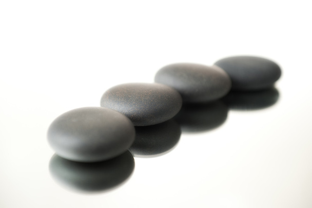 SPA чорні камені на дзеркалі - Фото, зображення