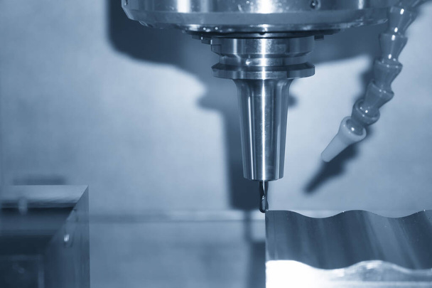 CNC değirmen makinesi, küf parçalarını sert top değirmeni tipine göre kesiyor. Yüksek hassasiyetli kalıp ve makine merkezi tarafından üretilen konsept..  - Fotoğraf, Görsel