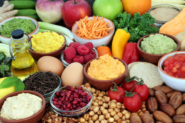 タンパク質、オメガ3 、ビタミン、ミネラル、抗酸化物質、アントシアニンと繊維が高い健康的な高繊維食のためのベジタリアン料理。野菜、果物、オリーブオイル、マメ科植物、ディップ、紅茶、ナッツ&乳製品. - 写真・画像