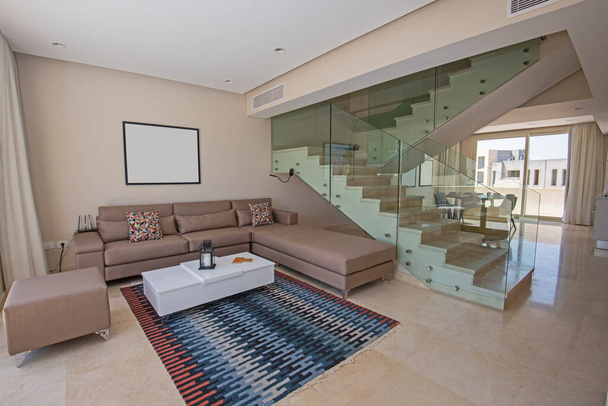 Σαλόνι σαλόνι σε πολυτελές duplex διαμέρισμα δείχνουν το σπίτι δείχνει διακόσμηση διακόσμηση διακόσμηση επίπλωση με ανοιχτό σχεδιασμό - Φωτογραφία, εικόνα