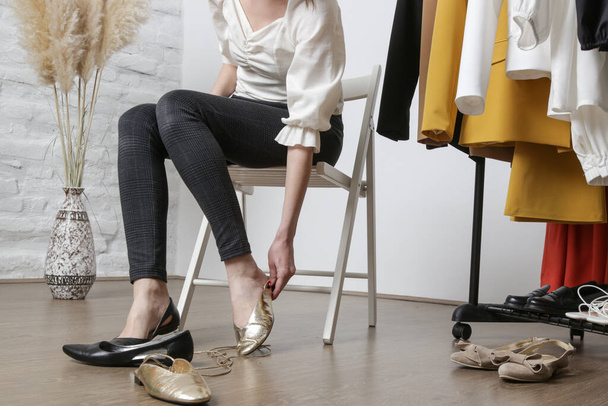 Genç trend kadın farklı ayakkabılar seçiyor ve deniyor.. - Fotoğraf, Görsel