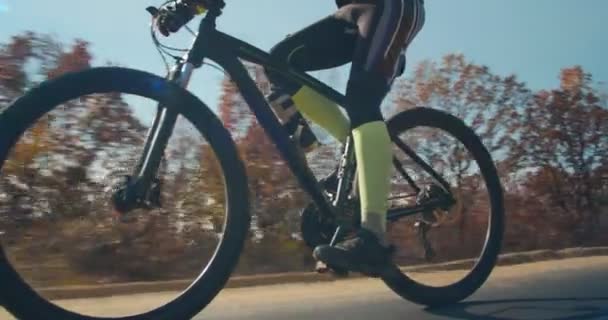 Mann fährt tagsüber Fahrrad in den Bergen - Filmmaterial, Video