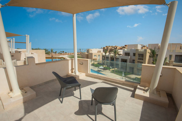 Střešní terasa a nábytek v luxusním apartmánu v tropickém resortu s výhledem na moře - Fotografie, Obrázek