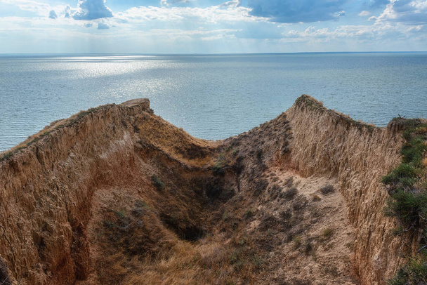 Increíble paisaje natural, vista panorámica de las montañas de arcilla Stanislav también conocido como Gran Cañón de Kherson, pintoresco acantilado sobre el río Dnieper, fondo de viaje al aire libre, Ucrania - Foto, Imagen