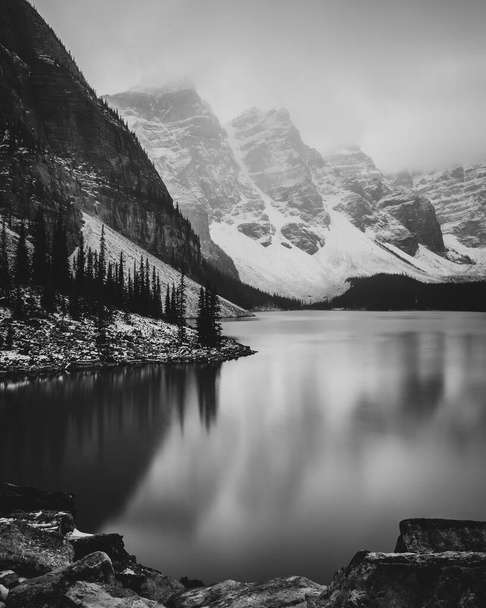 Immagine in bianco e nero del lago Morena, vicino al lago Louise, Alberta, Canada - Foto, immagini