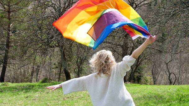 Frau mit LGBT-Flagge - Foto, Bild