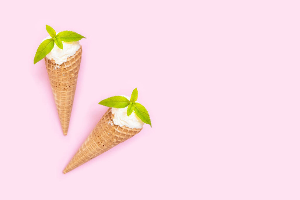 Dva kornouty vanilkové zmrzliny s mátou na růžovém pozadí. Rozumím. Minimální letní zázemí. - Fotografie, Obrázek