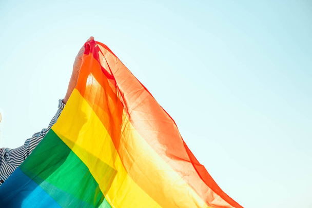 Молода людина рука з барвистим веселкою lgbt прапор гордості
 - Фото, зображення