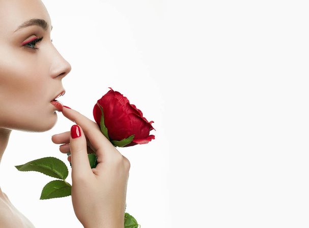 Schöne junge Frau mit Blume. Sinnliche Schönheit Porträt eines Mädchens mit Rosenblüte. Gesicht reinigen, Make-up, Maniküre, Pflege - Foto, Bild