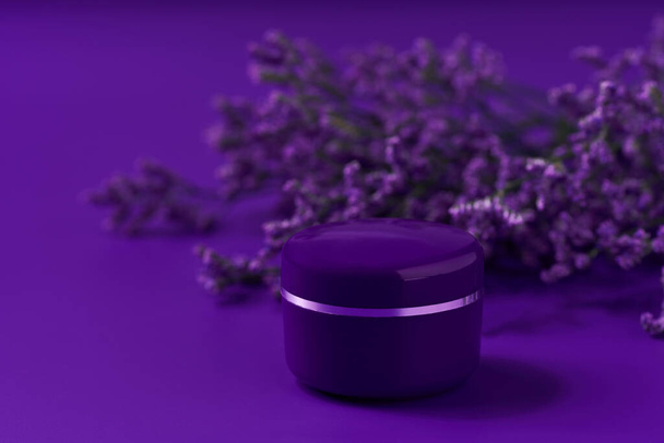 Producto cosmético nocturno natural para el cuidado de la piel en tarro de plástico púrpura sobre una mesa. - Foto, imagen