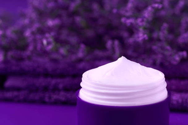 Crema cosmetica sana con cura del viso alle erbe o lozione idratante, da vicino. - Foto, immagini