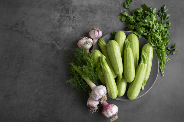 Свежие весенние овощи - цуккини, свежий чеснок, дикий укроп и петрушка - Фото, изображение