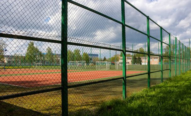 Quadra de tênis no estádio da cidade aberta em um dia nublado de primavera. - Foto, Imagem
