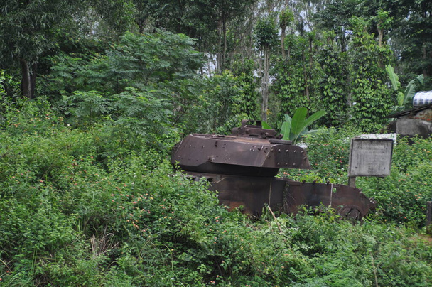 Vernietiging van een Amerikaanse tank bij de voormalige Khe Sanh Combat Base, Vietnam. - Foto, afbeelding