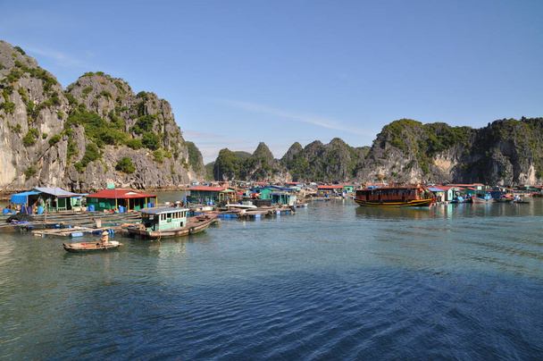 Drijvend dorp in Ha Long Bay, Vietnam. - Foto, afbeelding