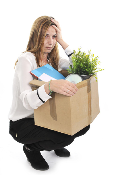 Triste donna d'affari che trasporta scatola di cartone licenziato da lavoro
 - Foto, immagini