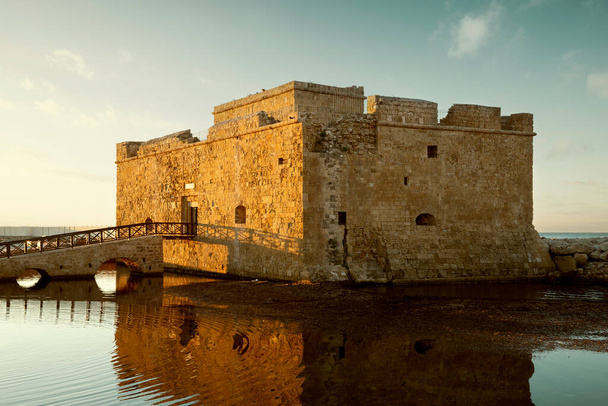 Замок у місті Пафос (Кіпр). - Фото, зображення