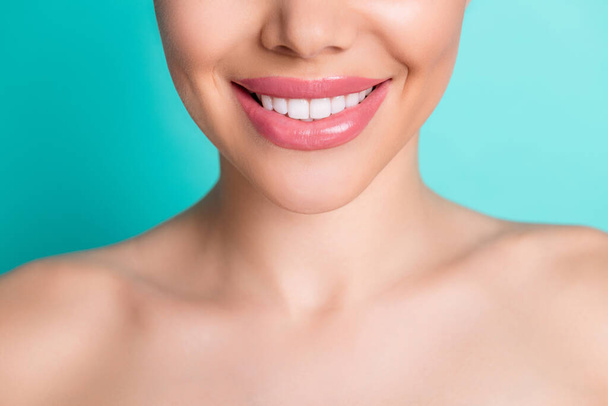 Oříznuté foto mladé veselý usmívající se krásná žena ukazuje perfektní bílé zuby izolované na pozadí teal barva - Fotografie, Obrázek