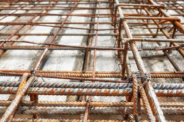 Tırtıklı çelik destekli inşaat iskeletinin yakın plan resmi beton döküm için hazır, seçici odak. - Fotoğraf, Görsel