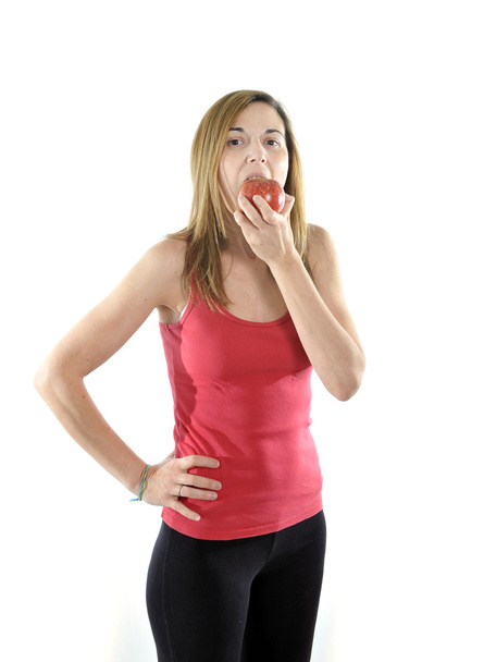 šťastný atraktivní starší žena na její 40s jíst jablko ovoce ve stravě koncepce - Fotografie, Obrázek