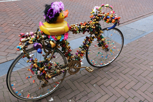O símbolo de bicicleta de Amsterdã com decorações coloridas - Foto, Imagem