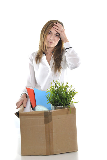 δυσάρεστη υπόθεση γυναίκα που μεταφέρουν κουτί από χαρτόνι που απολύθηκε από την εργασία - Φωτογραφία, εικόνα