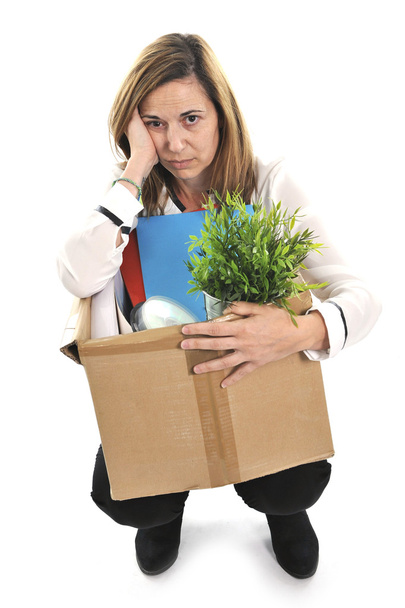 smutny biznes kobieta prowadzenie karton zwalniani z pracy - Zdjęcie, obraz