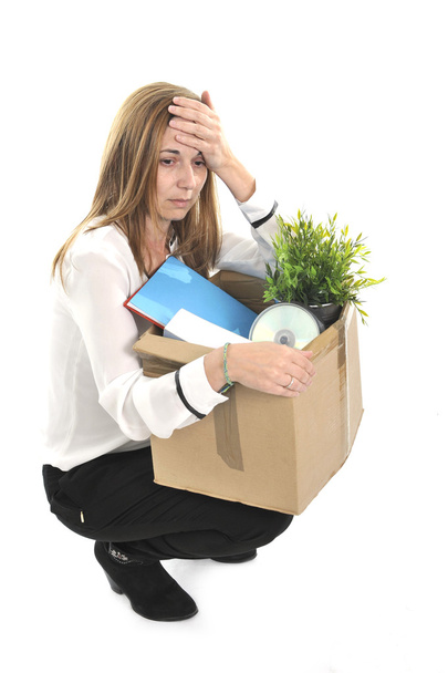 Грустная деловая женщина с картонной коробкой уволена с работы
 - Фото, изображение
