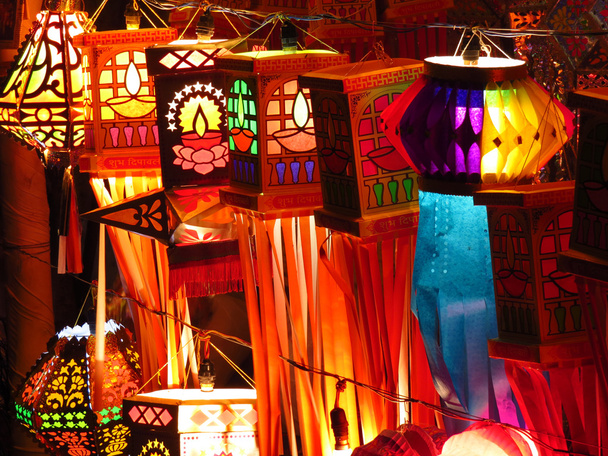 традиційні індійські ліхтарі для продажу з нагоди Дівалі  - Фото, зображення