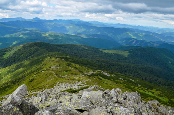 チョルノゴラ尾根の絵のような夏の山の風景パノラマビュー。最高のウクライナのカルパチア山脈の一つからの眺めピップ・イワンウクライナ - 写真・画像
