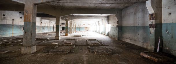 ερείπια ενός πολύ βαριά μολυσμένου βιομηχανικού εργοστασίου, βιομηχανικές σειρές - Φωτογραφία, εικόνα