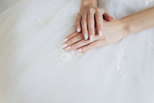 Bride folded her hands on the knees in expectation of groom. brides morning. - Valokuva, kuva