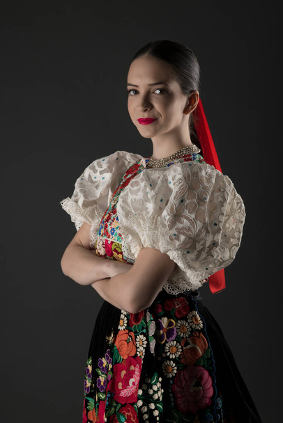 Krásná žena v tradičním slovenském folklóru kostým - Fotografie, Obrázek