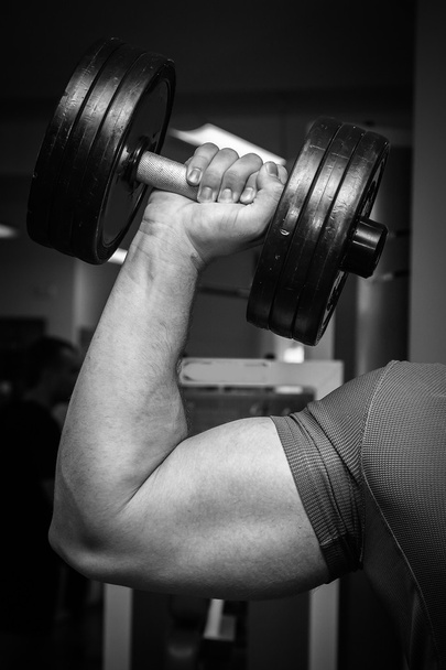Hombre haciendo ejercicio con pesas
 - Foto, imagen