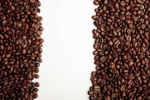 Кофе-бобы коричневого цвета на белом фоне - Фото, изображение