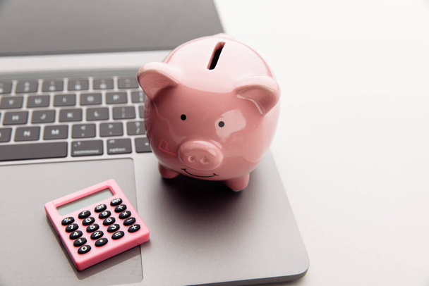 Банк свиней с калькулятором в офисе. Концепция экономии - Фото, изображение