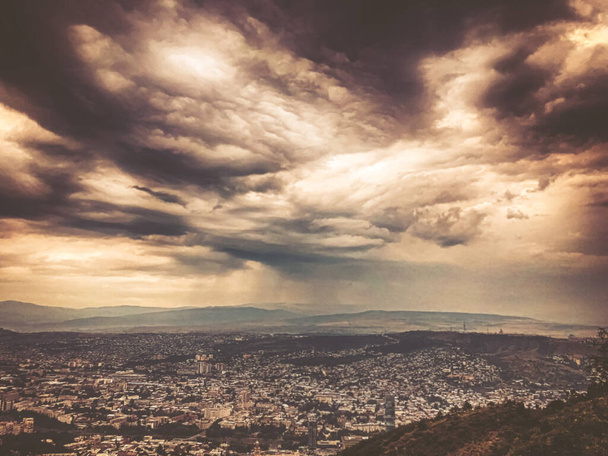 A breathtaking view of the city from the top of Mtatsminda Park on the funicular in Tbilisi. - Foto, afbeelding