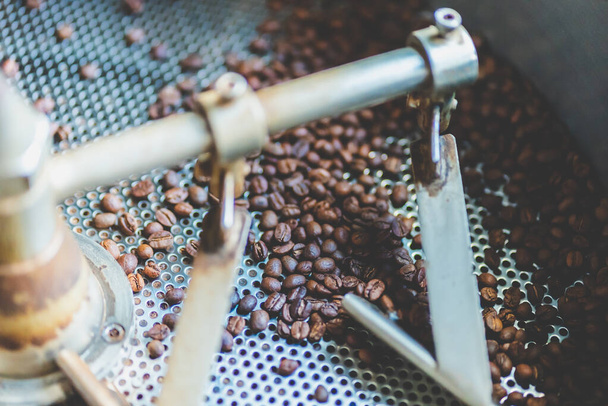 εξοπλισμός μηχανής καφέ φασολιών που εργάζεται για την επαγγελματική εργασία ποτών, διαδικασία παρασκευής ψησίματος για καφέ καφέ, καβουρδισμένος αρωματικός καφέ καφές, αρωματικό ζεστό ρόφημα espresso. - Φωτογραφία, εικόνα